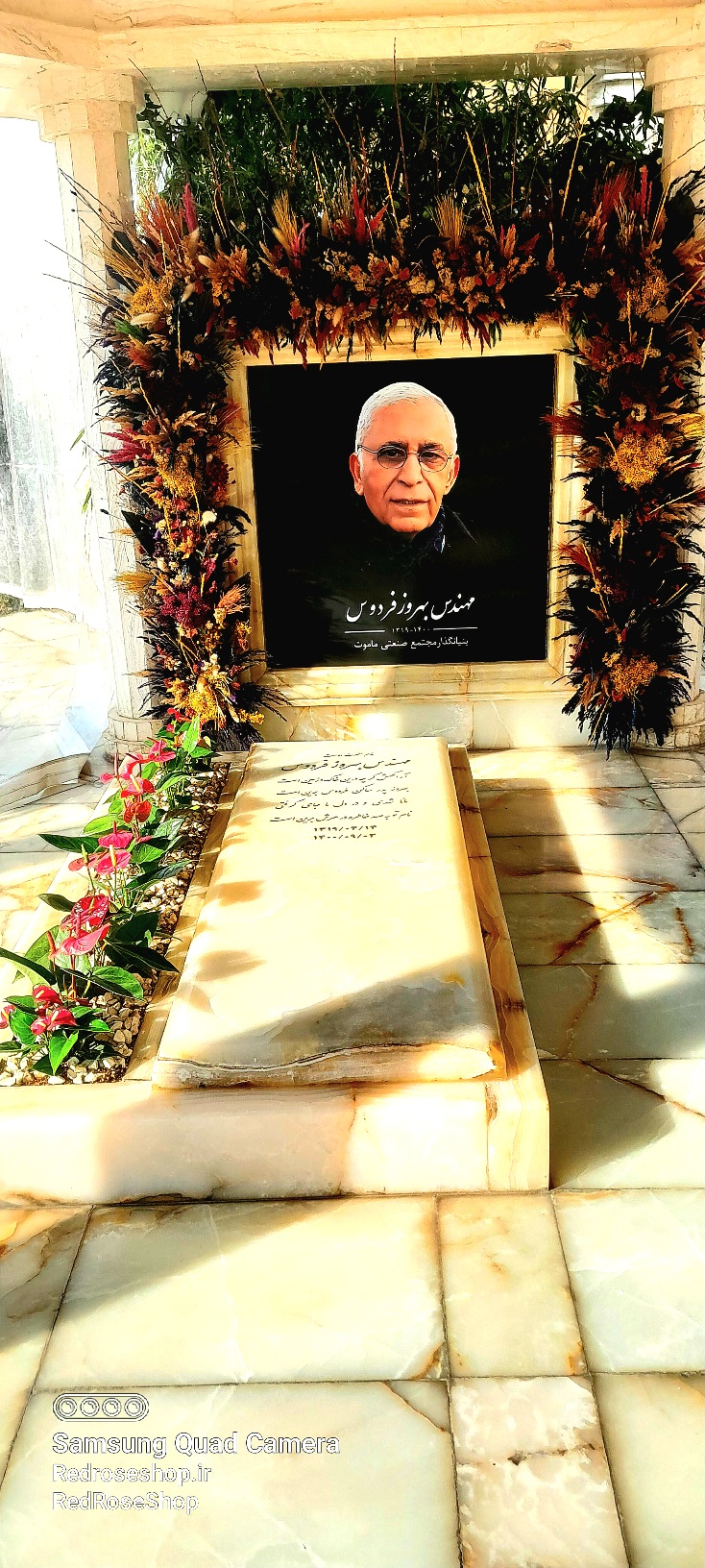 گل آرایی مزار 