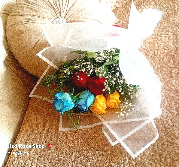 دسته-گل-رز-قرمز-آبی-زرد-ژیپسوفیلا-بسته-بندی-سفید.jpg