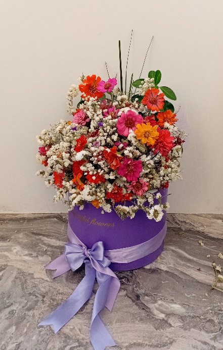 باکس-گل-گرد-آهار-رنگارنگ-ژیپسوفیلا-روبان-یاسی-برگ-سبز-تزیینی