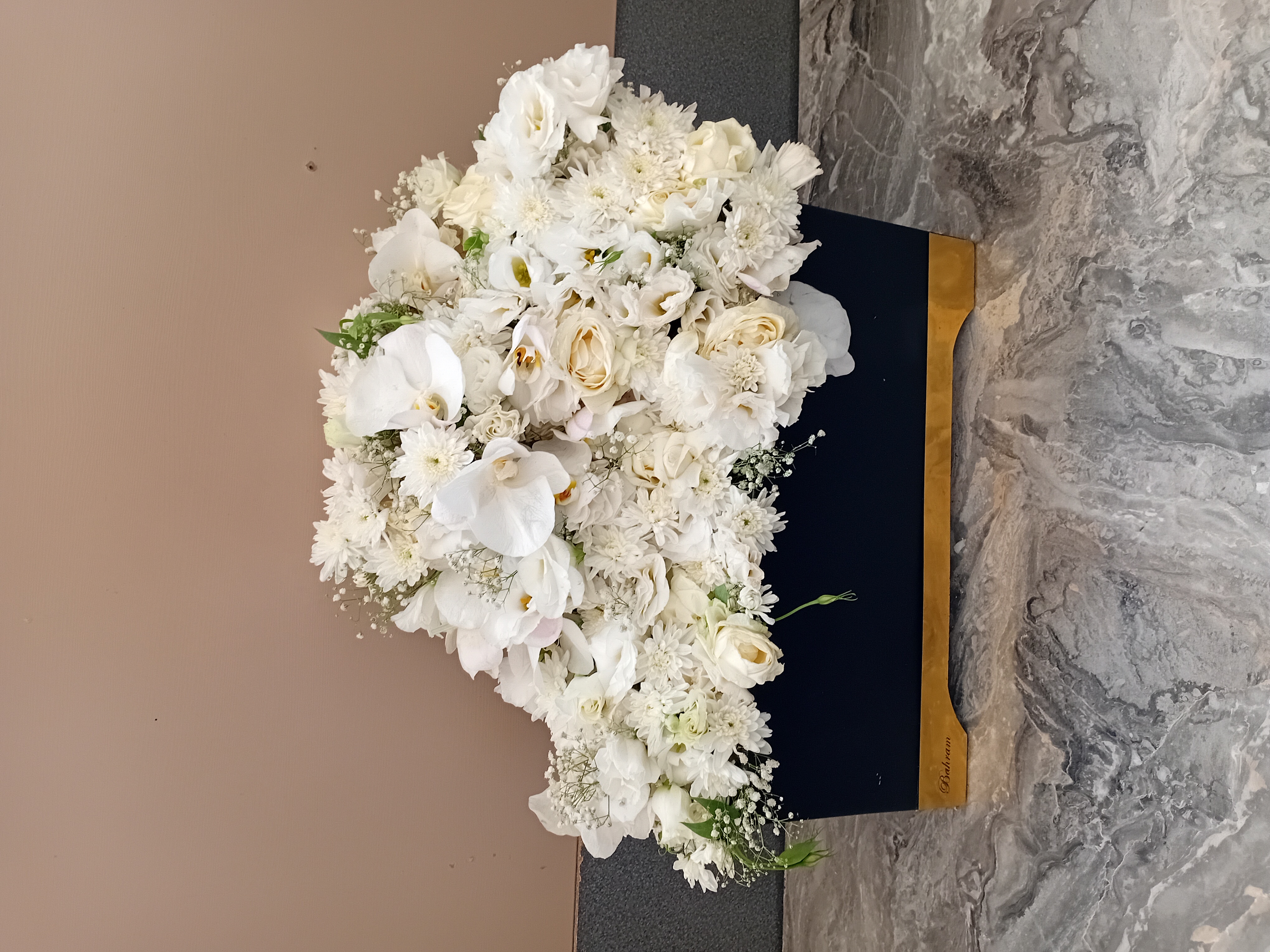 باکس-گل-ارکیده-داوودی-لیسینتوس-سفید-جعبه-مشکی-طلایی-لوکس