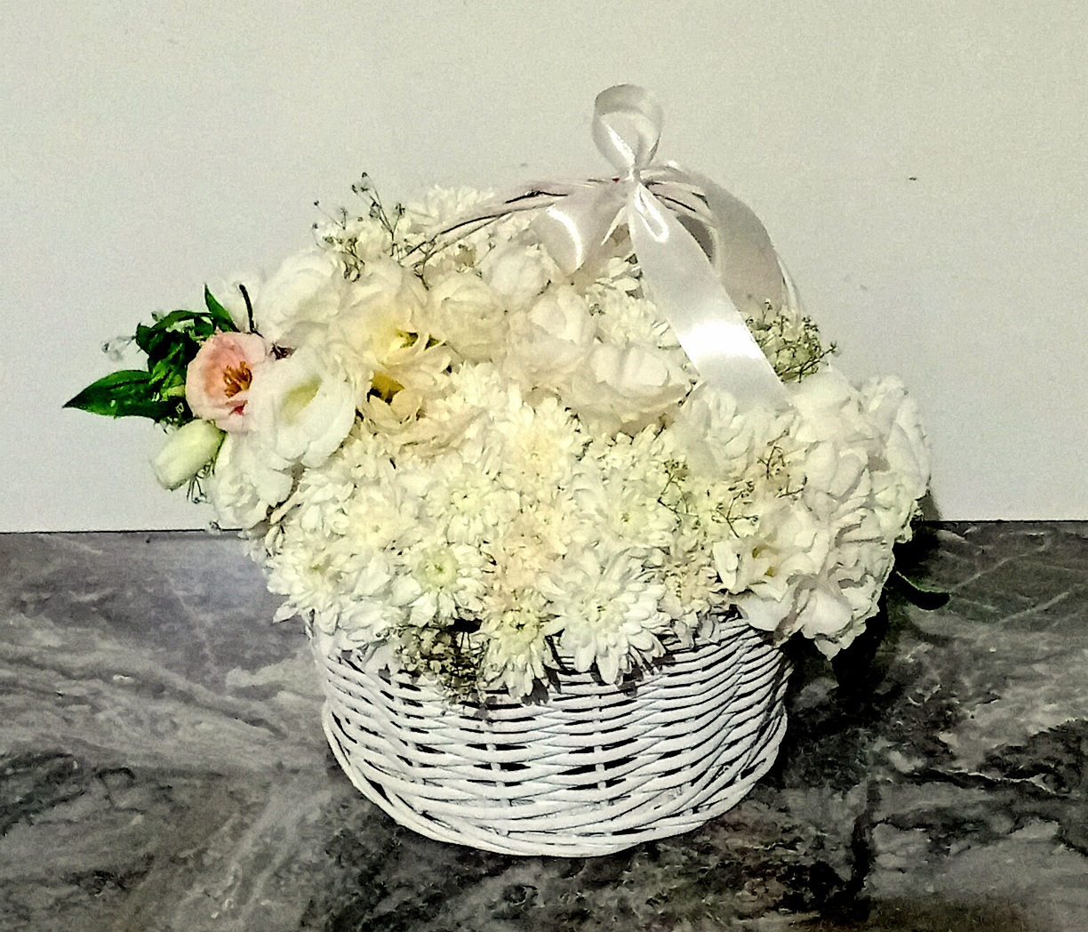 سبد-گل-سفید-حصیری-گرد-پر-از-گل-داوودی-سفید-لیسینتوس-سفید-روبان-سفید-ساتنی