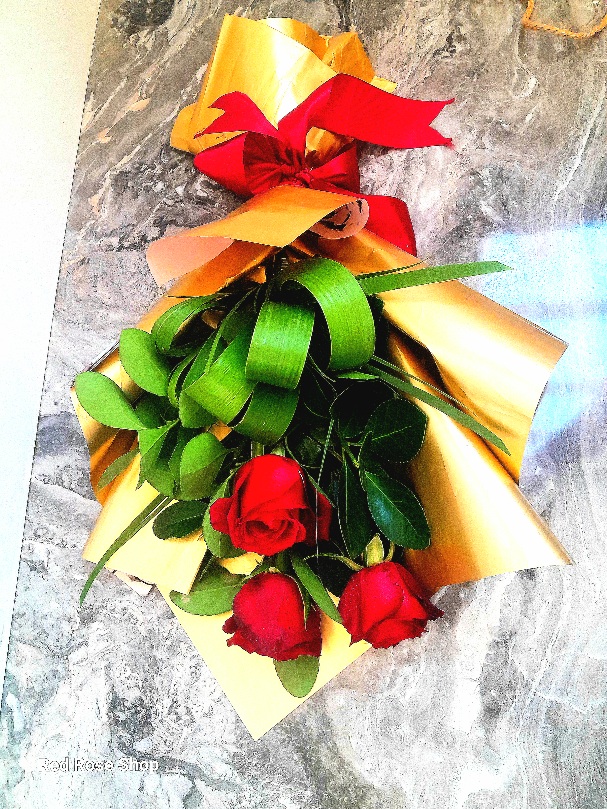 دسته-گل-رز-قرمز-سه-شاخه-بسته بندی-طلایی-روبان-قرمز-برگ-سبز-تزیینی