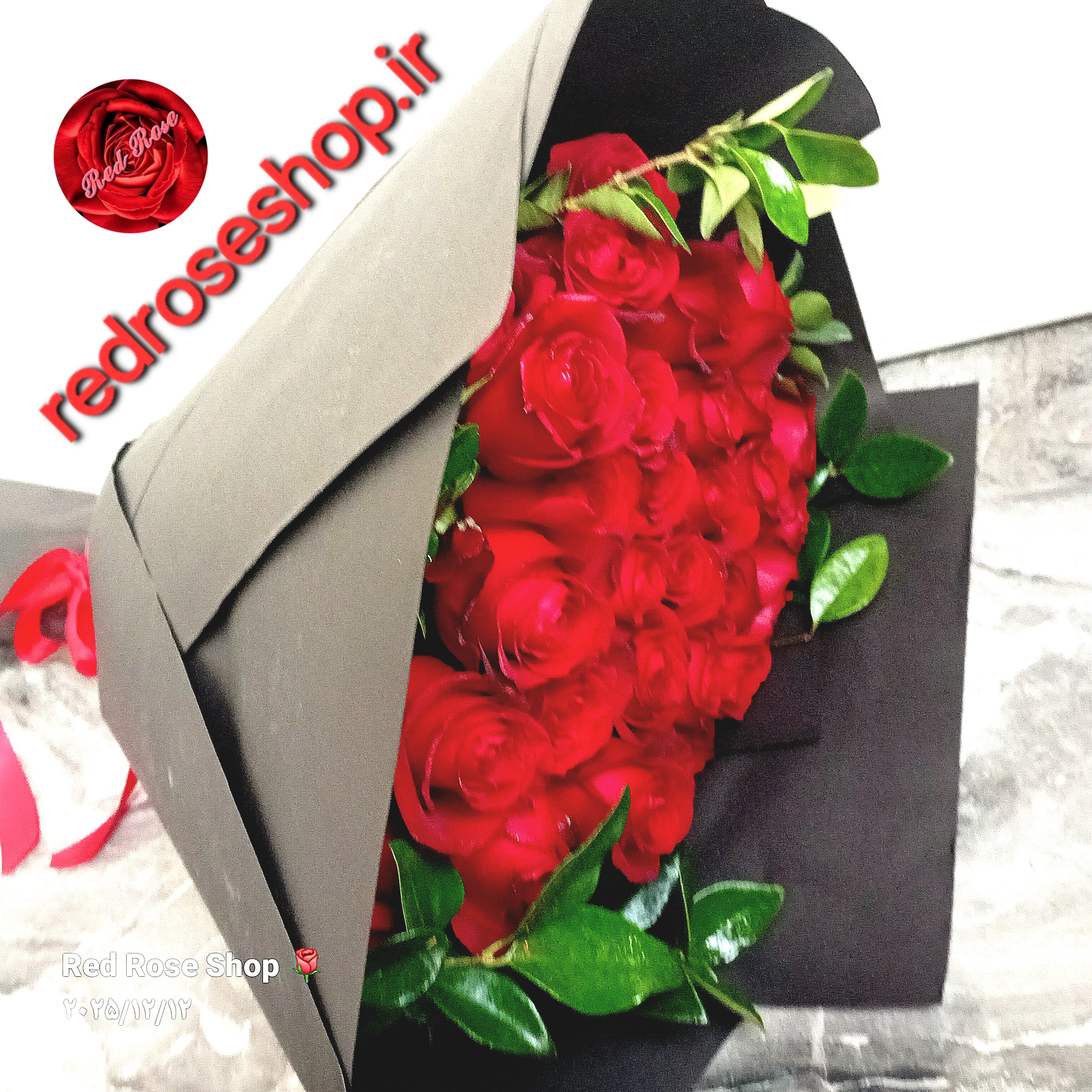 دسته-گل-30-شاخه-رز-قرمز-کاغذ-مشکی-روبان-قرمز