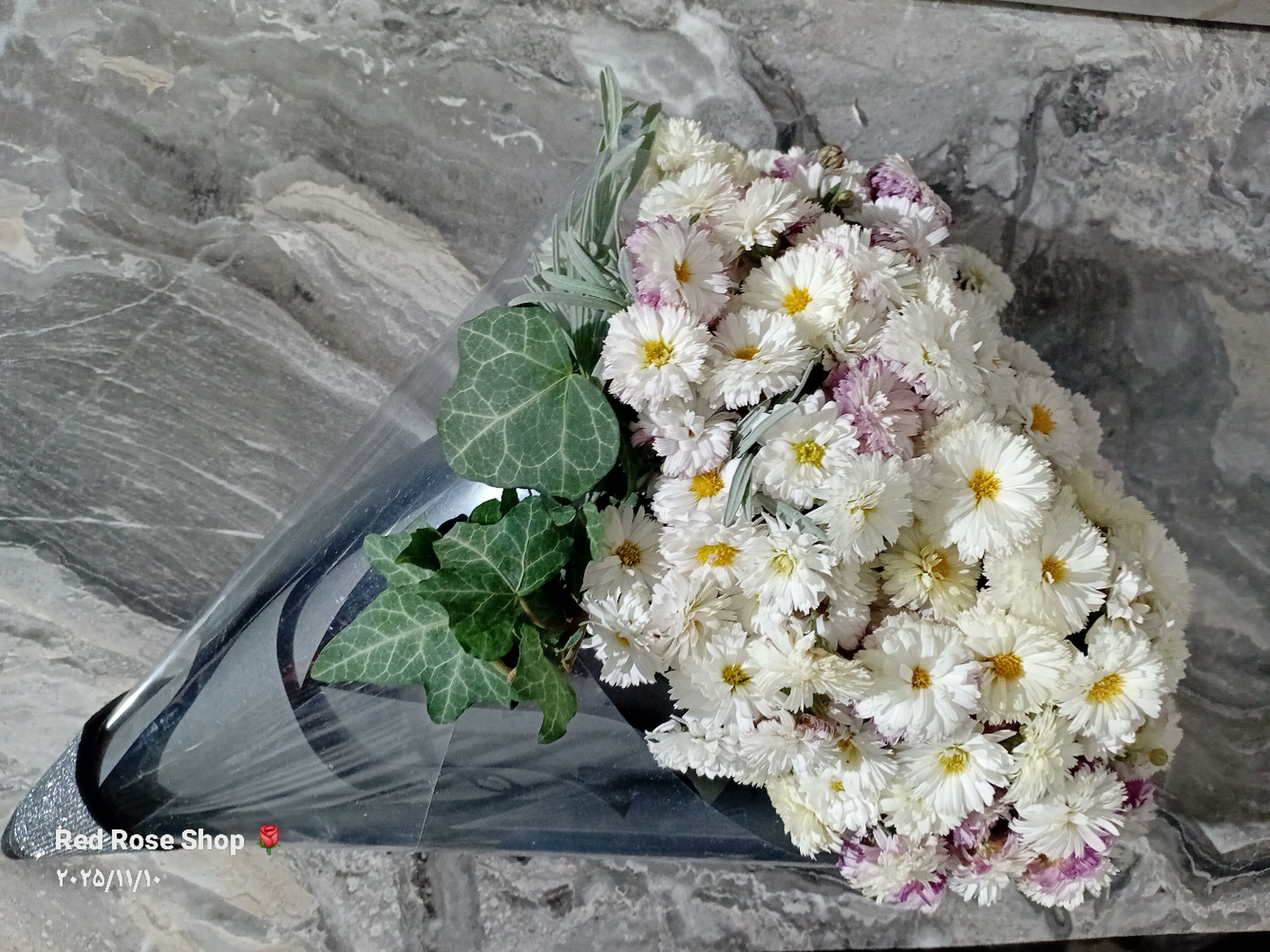 دسته-گل-قیفی-ترحیم-کاغذ-مشکی-داوودی-مینیاتوری-سفید