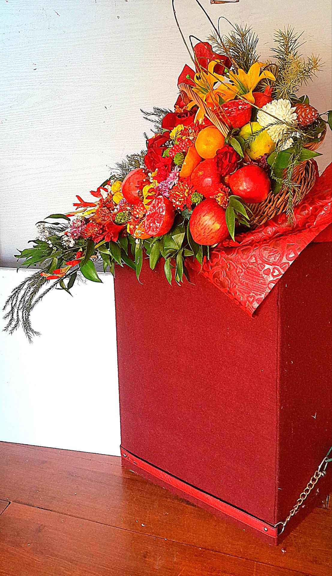 سبد-ابشاری-میوه های-پاییزی-قرمز-نارنجی-گل-رز-انتوریوم-قرمز-انار