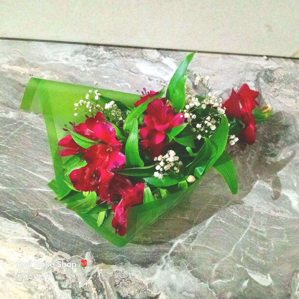 دسته-گل-السترومریا-برگ-کاغذ-سبز