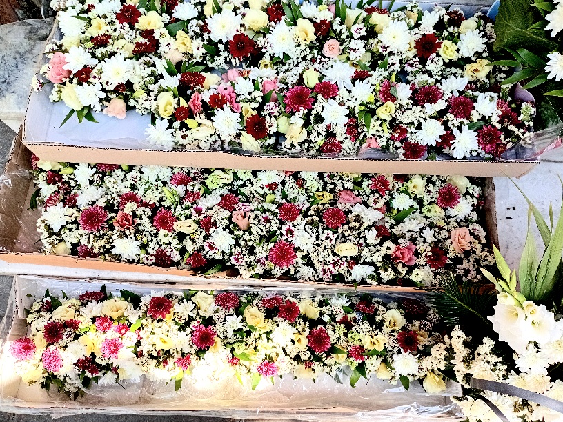 پنل-اماده-گل-روی-سنگ-قبر-گلهای-داوودی-مینا-رز-عروس-سفید-قرمز-سبز