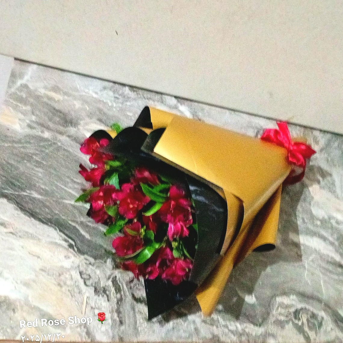 دسته-گل-گرد-قیفی-کاغذ-طلایی-گل-السترومریا-قرمز