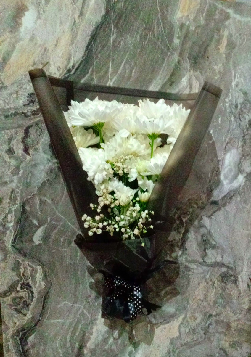 دسته-گل-یکطرفه-ترحیم-گل-داوودی-سفید-بستهبندی-مشکی-روبان-مشکی