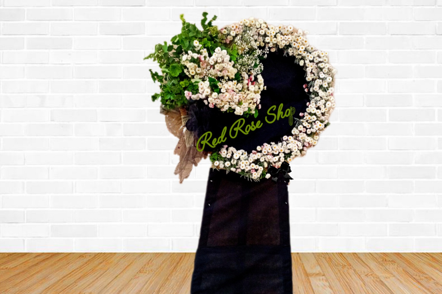 تاج-گل-ترحیم-گرد-پایه-روکش-مشکی-گل-داوودی-مینیاتوری-سفید-برگ-سبز-تزیینی-شمشاد