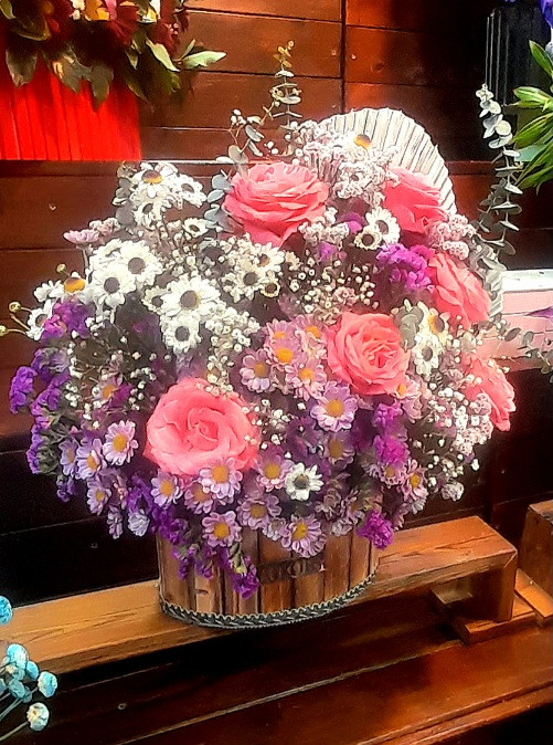 سبد گل رز داوودی زنبو ی