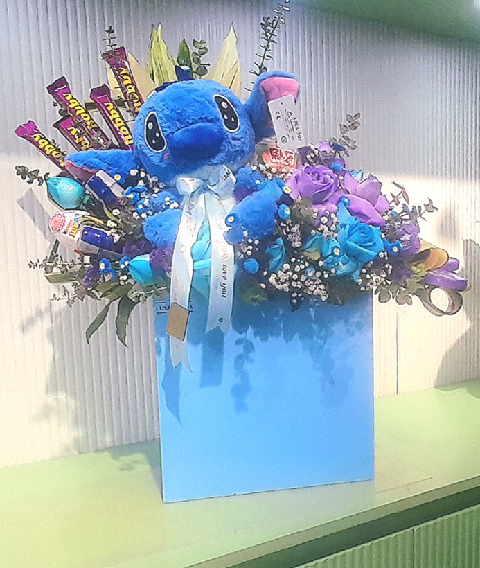 باکس گل رز آبی به همراه عروسک و شکلات