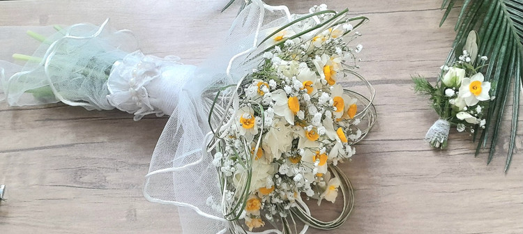 دسته گل عروس نرگس رزمیناتوری گل سرجیب داماد