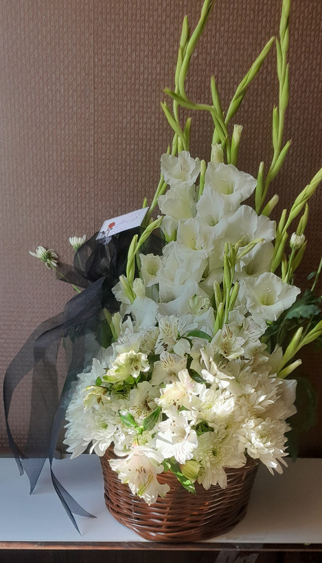 سبد گل تسلیت آلسترومریا گلایل داوودی سفید