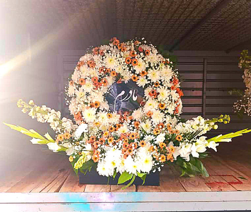 باکس-گل-ترحیم-طراحی-جدید-حلقه-گل-داوودی-سفید-قهوه ای-بابونه-گلایل-شبو