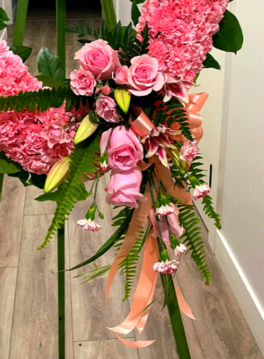 تاج گل قلبی. رز صورتی میخک صورتی