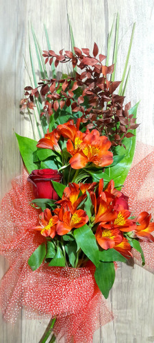 دسته -گل- عاشقانه -رز -السترومریا- تور-پیچی- قرمز-برگ-قرمز-و-سیز-سوزنی