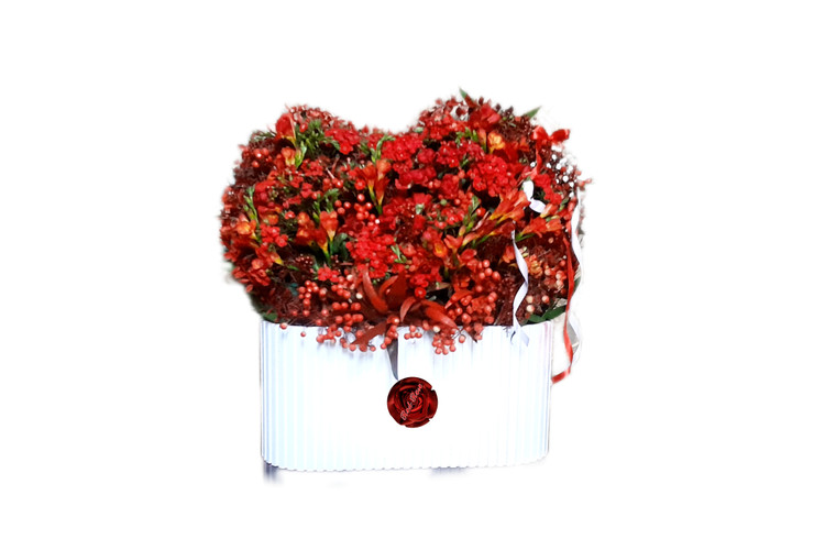 باکس -سفید-گل های-قرمز-فریزیا-آلسترومریا-رز-برگ-قرمز-و-سبز-طرح-قلب