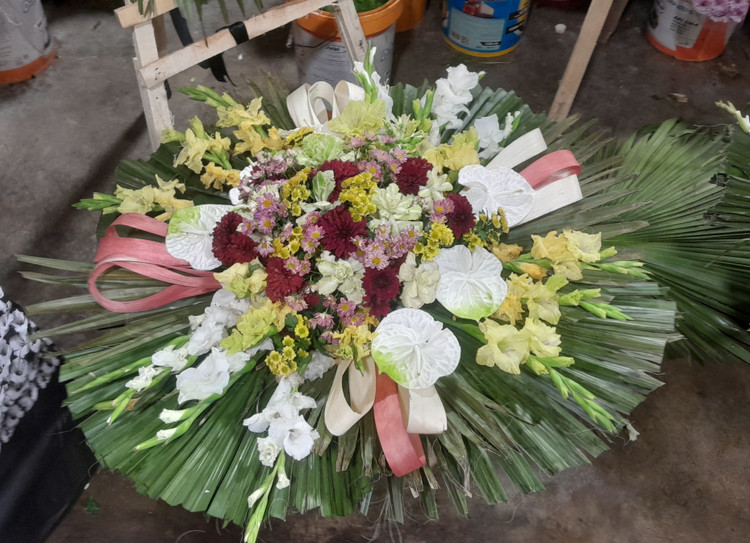 گل ترحیم روی سنگ قبر