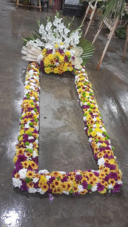 تزئین گل روی قبر مزار