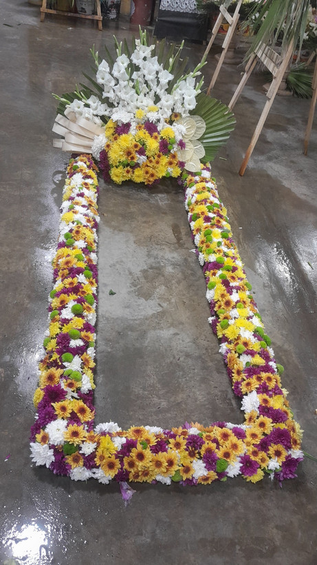 تزئین گل روی قبر مزار