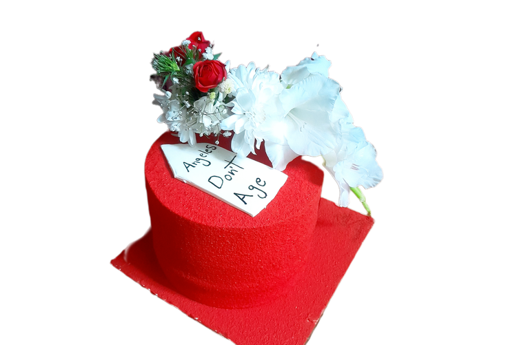 کیک -خامه ای-روکش -مخملی-قرمز- گل آرایی- شده-گل-سفید