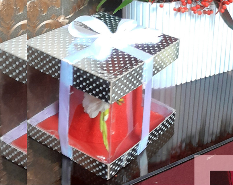 کیک گلآرایی شده با جعبه طلقی