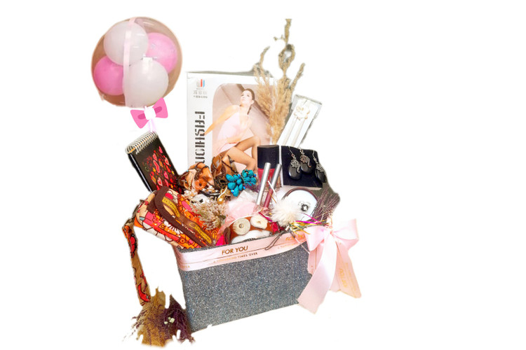 باکس هدیه دخترونه برای ۱۴تا۲۲سال به همراه بوبو بالن