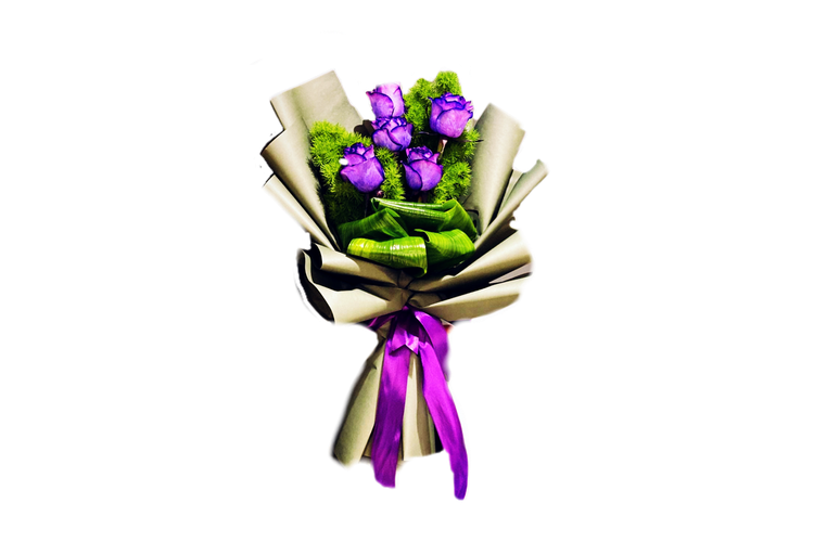 دسته-گل-رز-بنفش-۵-شاخه-برگ-سبز-تزیینی-روبان-بنفش-کاغذ-طوسی-تبریک-مناسبت