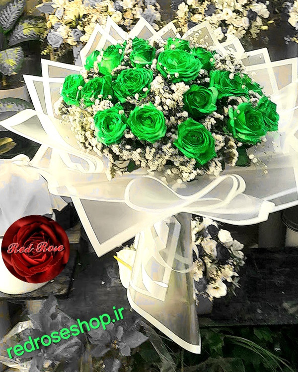دسته گل رز سبز و ژیپسوفیلا و زنبوری گل تبریک