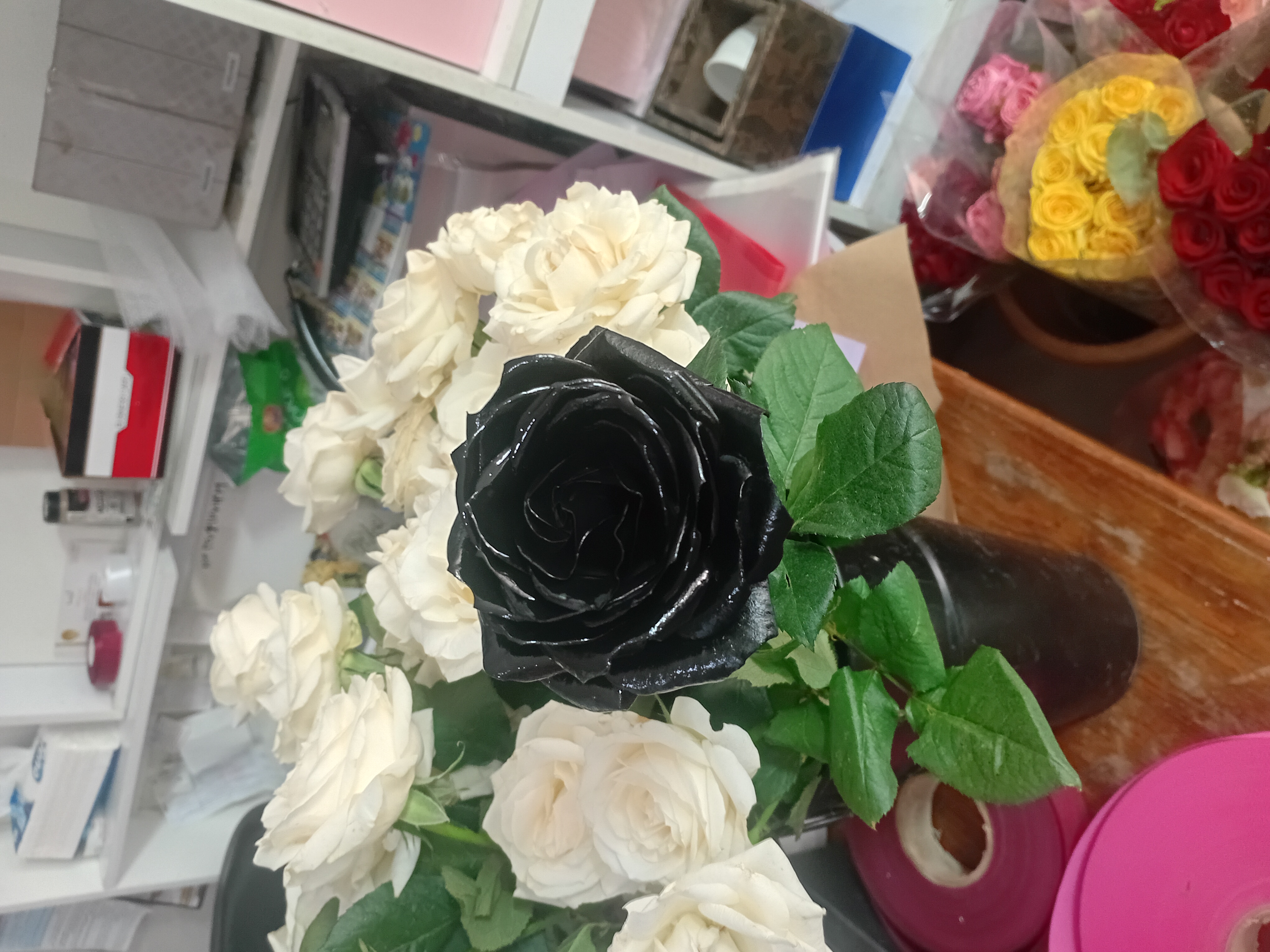 رز مشکی و رز سفید