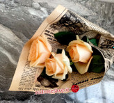 ۳_شاخه_رز_نباتی_کرم_رنگ_دسته_گل_روزنامه_