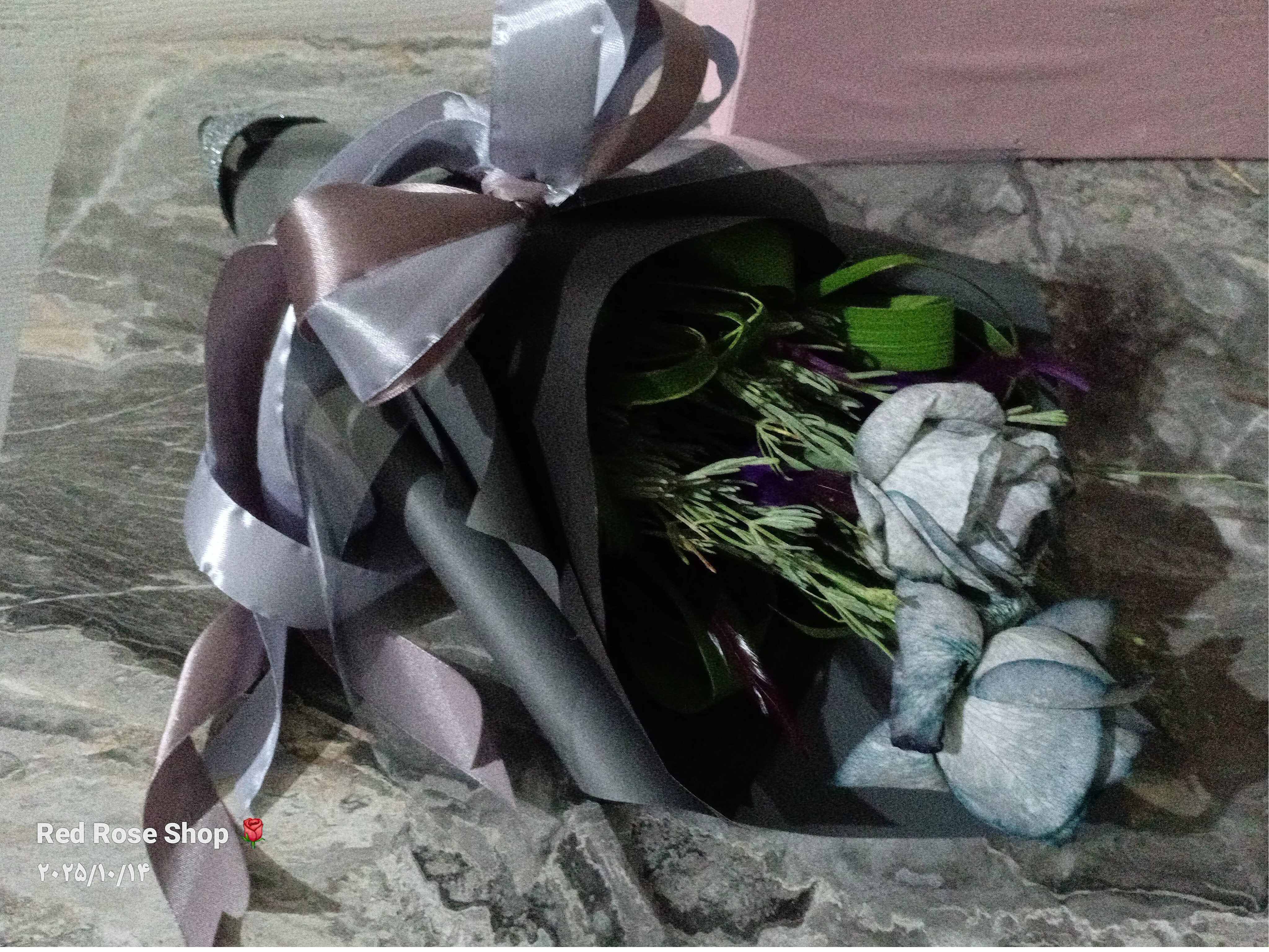 دسته گل رز طوسی دو شاخه کاغذ طوسی مشکی