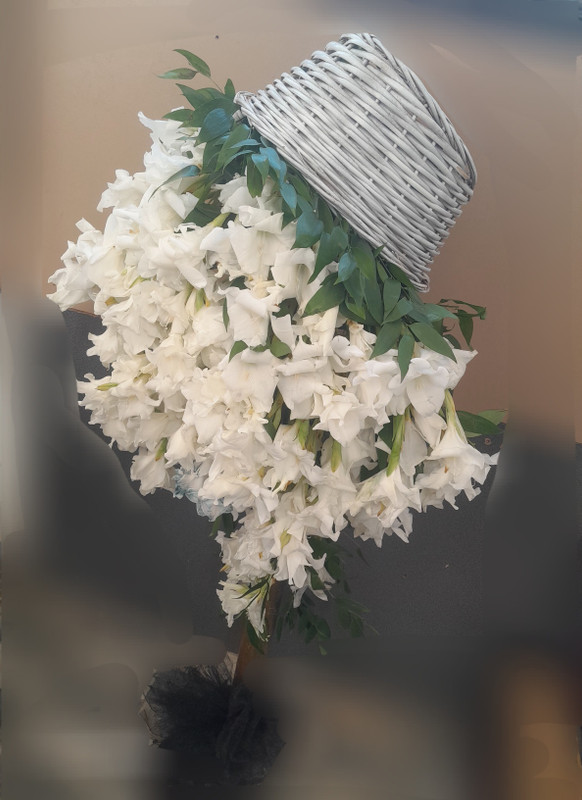 سبد-سفید-پایه دار-وارونه-ترحیم-گل-گلایل-سفید-برگ-سبز-تزیینی