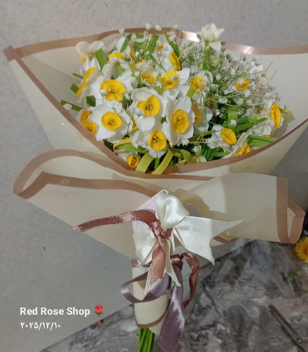 دسته-گل-گرد-نرگس-تزیین-بژ-طلایی