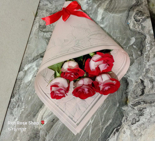 دسته-گل-5-شاخه-رز-قرمز-دو-رنگ-کاغذ-صورتی-روبان-سرخ