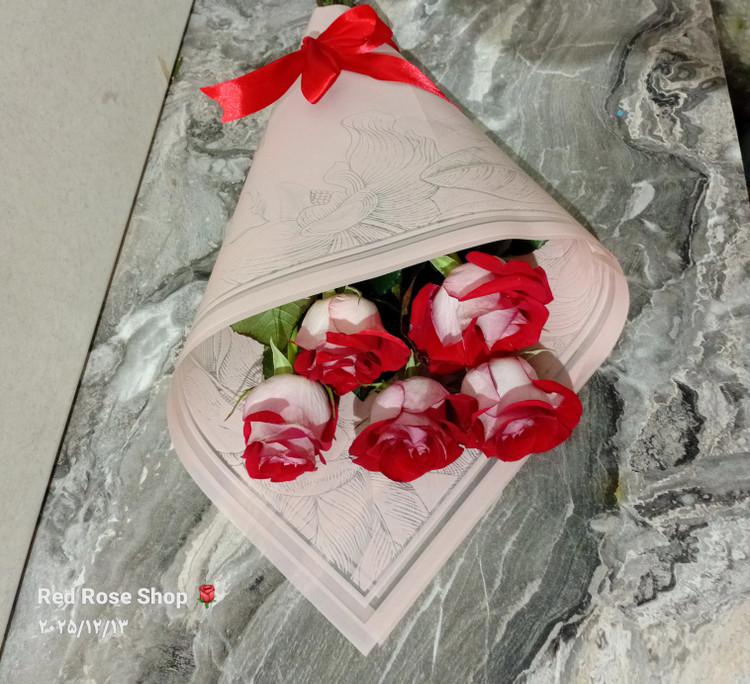 دسته-گل-5-شاخه-رز-قرمز-دو-رنگ-کاغذ-صورتی-روبان-سرخ