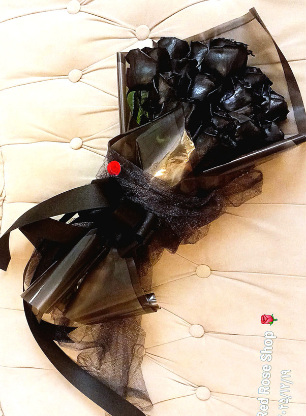 دسته- گل- رز- مشکی- بسته-بندی-تور- روبان-کاغذ- مشکی