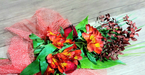 دسته-گل-آلسترومریا-قرمز-برگ-خشک-جز-قرمز-برگ-سبز