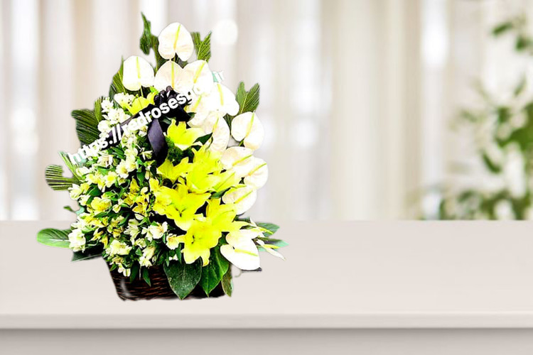 سبد-مشکی-گل-اورینتال-زرد-آنتوریوم-سفید-آلسترومریا-سفید-زرد