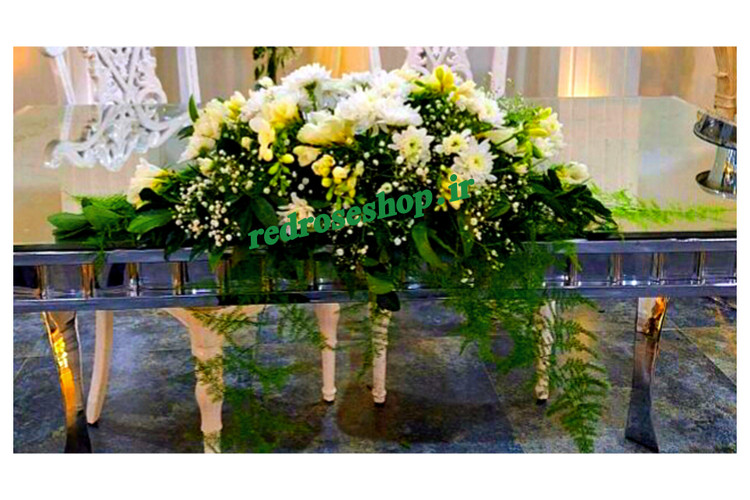 گل -رومیزی-روی-سنگ-قبر-داوودی-سفید-برگ-سبز-فریزیا-سفید-عروس