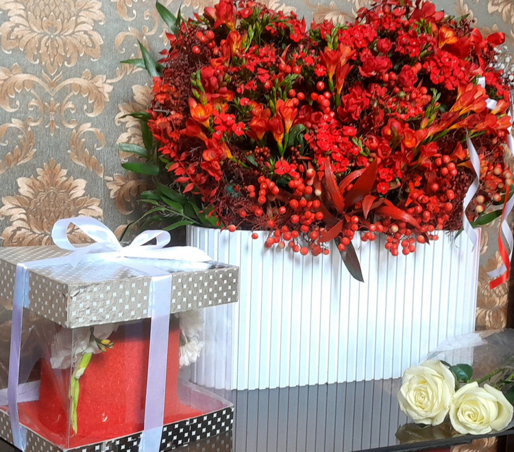 باکس-گل-قرمز-فریزیا-آلسترومریا-رز-کیک-تولد-قرمز-باکس-طلقی