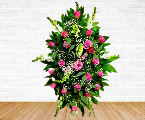 تاج-گل-تبریک-پایه دار-گلهای-صورتی-رز-گلایل-سفید-برگهای-سبز-تزیینی-یک-طبقه