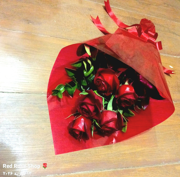 دسته-گل-یکطرفه-رز-پنج-شاخه-قرمز-بسته بندی-قرمز-روبان-ساتن-قرمز