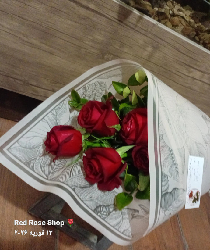 دسته-گل-یکطرفه-رز-پنج-شاخه-قرمز-بسته بندی-قرمز-روبان-ساتن-قرمزدسته-گل-یکطرفه-رز-پنج-شاخه-قرمز-بسته بندی-کرم-صورتی-روبان-ساتن-قرمز