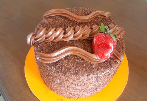 کیک-شکلاتی-تک-نفره-تزیین-توت-فرنگی