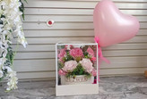 باکس هدیه گل رز مصنوعی و بادکنک قلبی