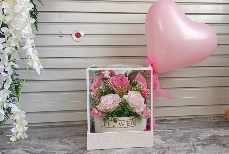 باکس هدیه گل رز مصنوعی و بادکنک قلبی